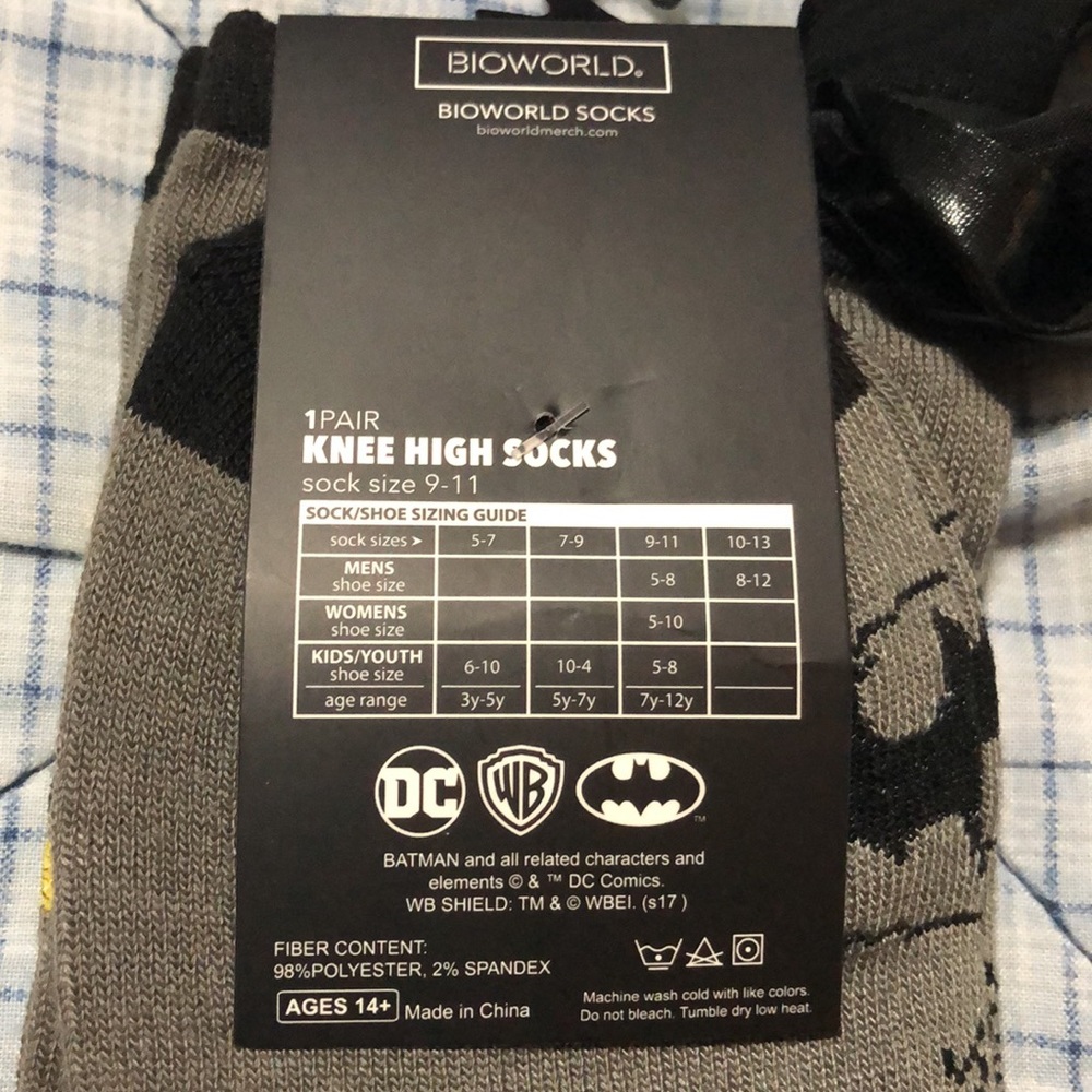 BioWorld | Knee High Batman Socks with Cape - Picture 4 of 8